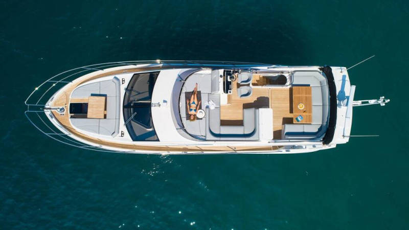 Entfesseln Sie Luxus und Eleganz: Das Chartern der Yacht Sunseeker Manhattan 55