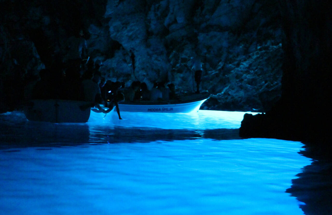 Blaue Höhle in der Nähe des Porat-Strandes auf der Insel Biševo