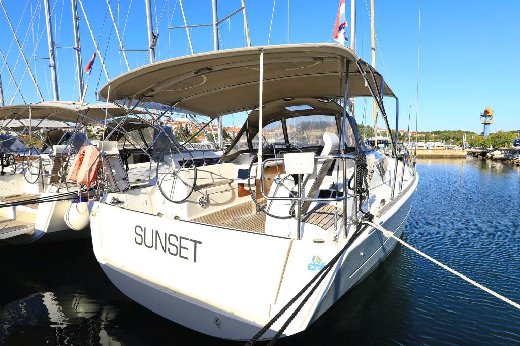 Sailing yacht Dufour 382 GL Sunset