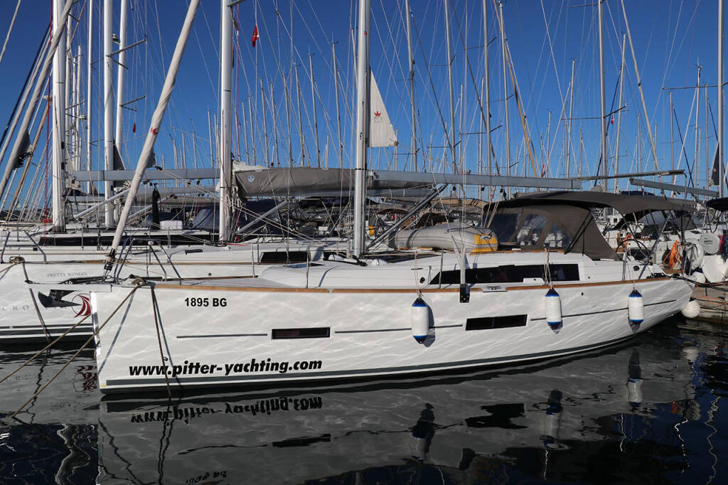 Sailing yacht Dufour 382 GL Elyra