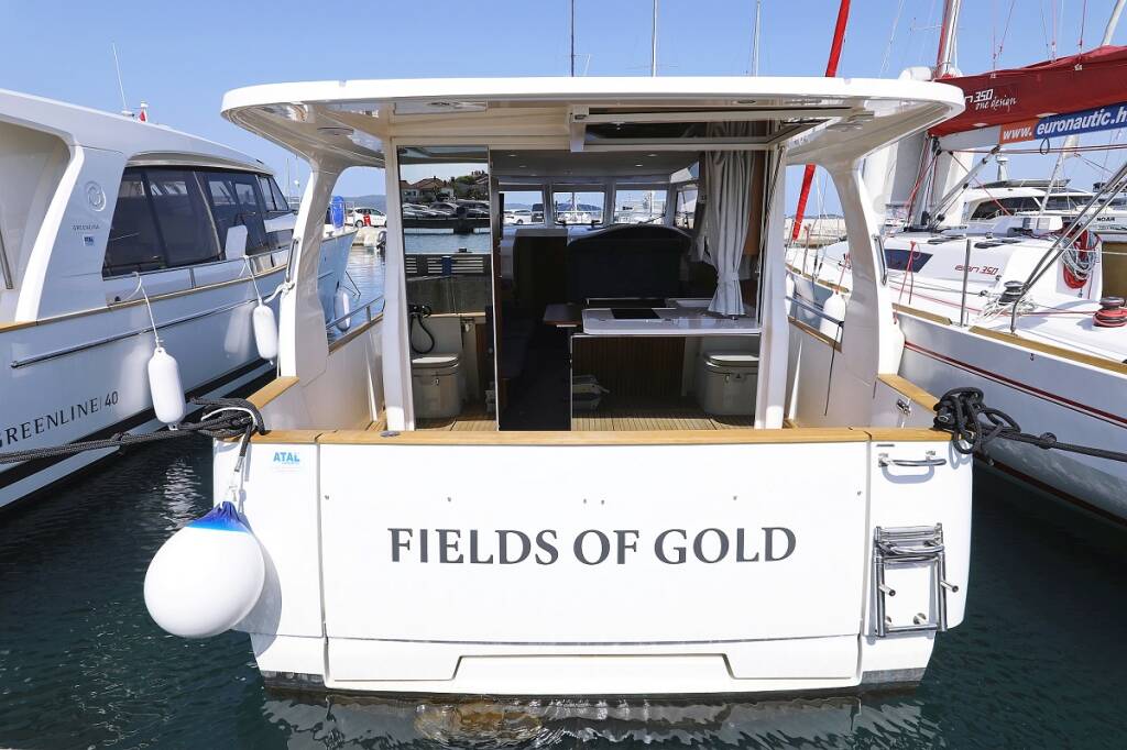 Motor yacht Greenline 33 Fields of Gold