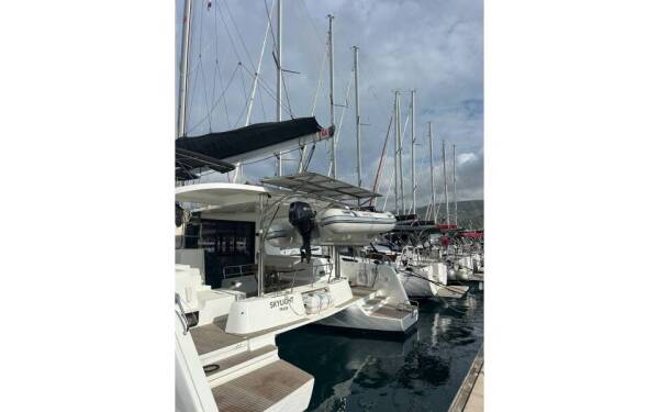 Lagoon 42 Skylight