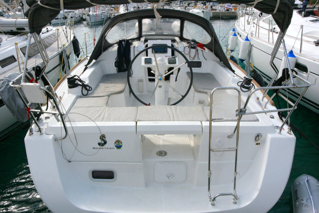Sailing yacht Oceanis 34.2 LL Skyhawk
