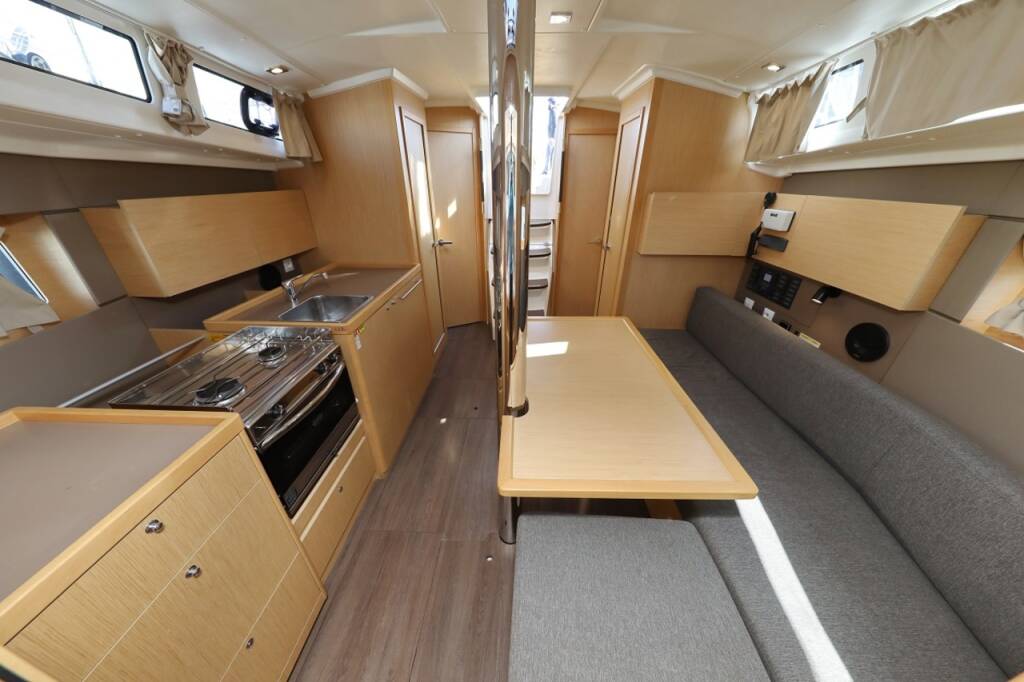 Oceanis 38.1 Reya