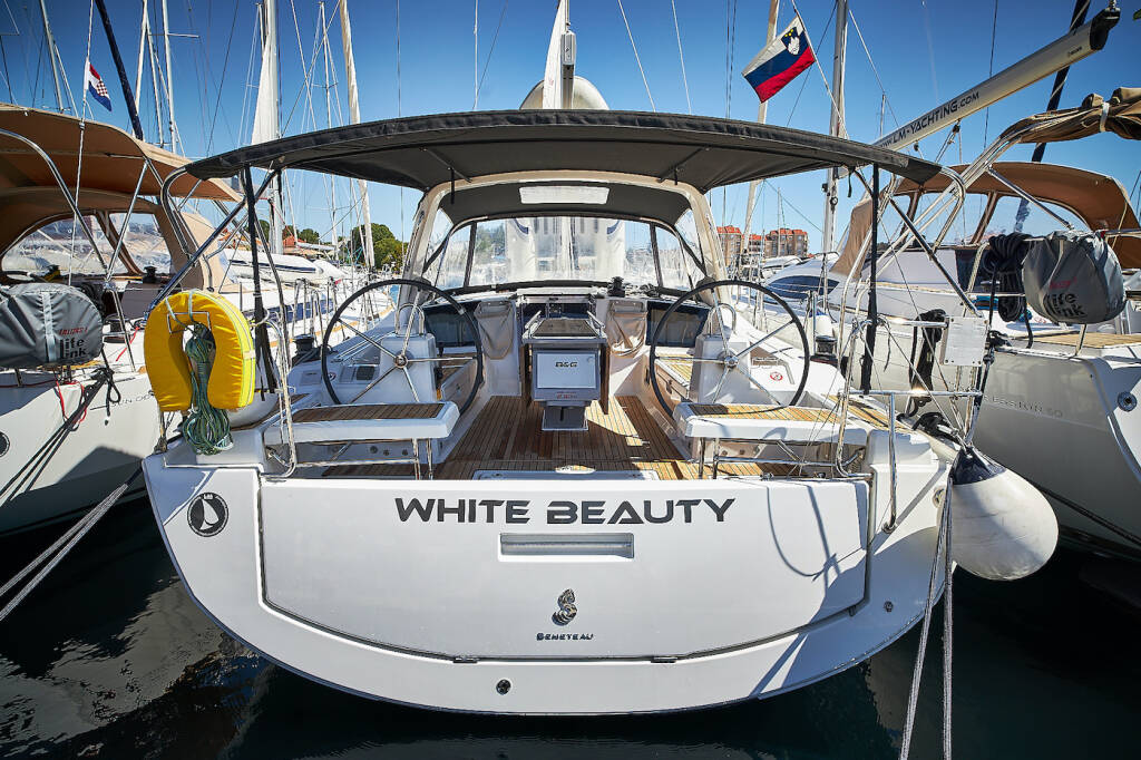 Sailing yacht Oceanis 41.1 White Beauty