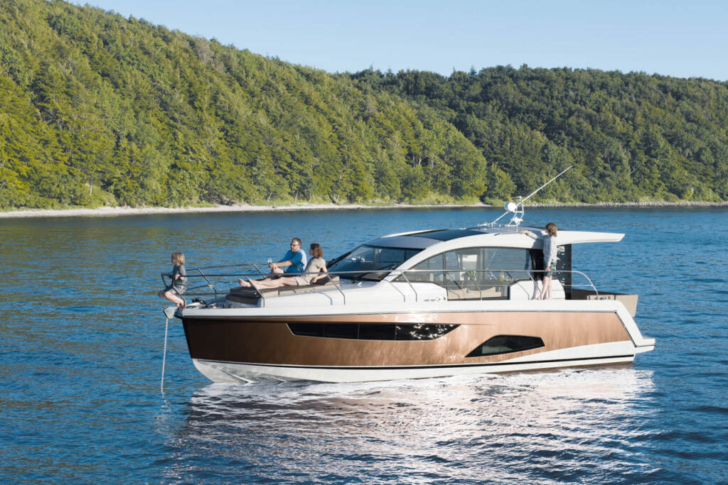 Motor yacht Sealine C330 Flow