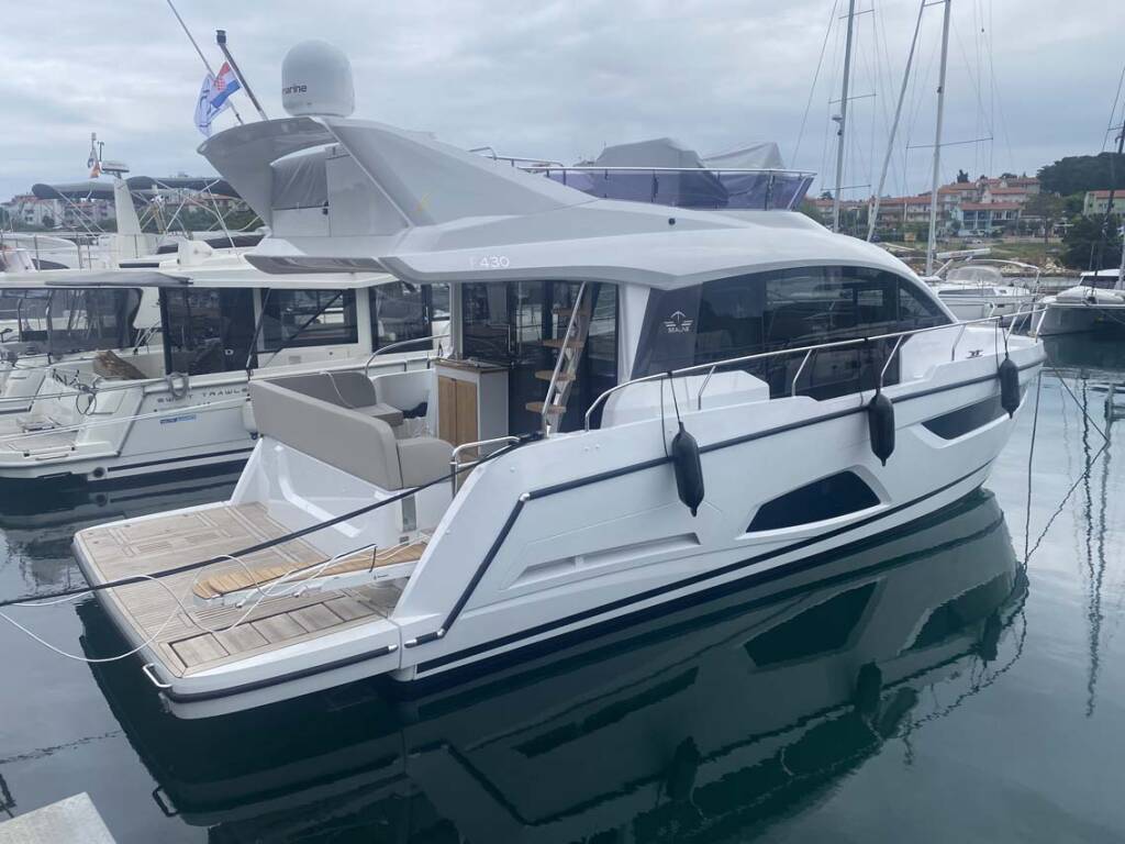 Motor yacht Sealine F430 Blue Lagoon III